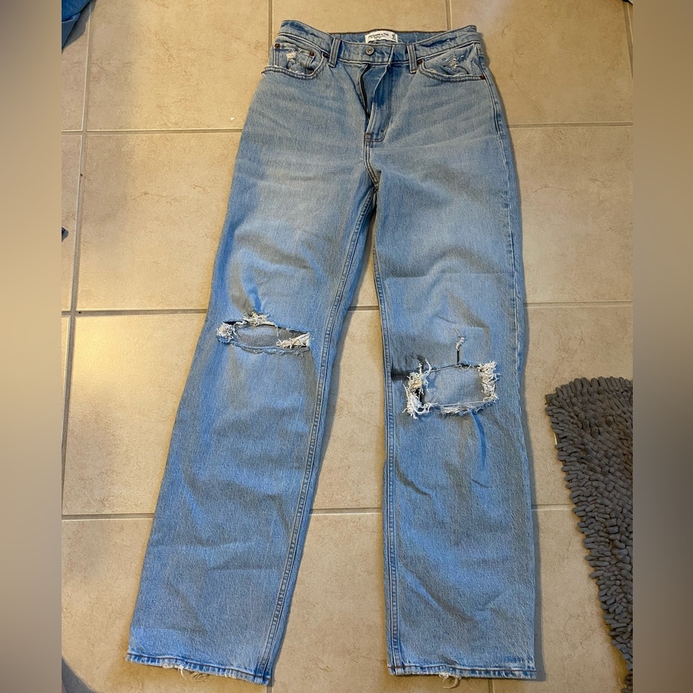 Womens Abercrombie and Fitch 90’s relaxed high rise jeans. NWOT